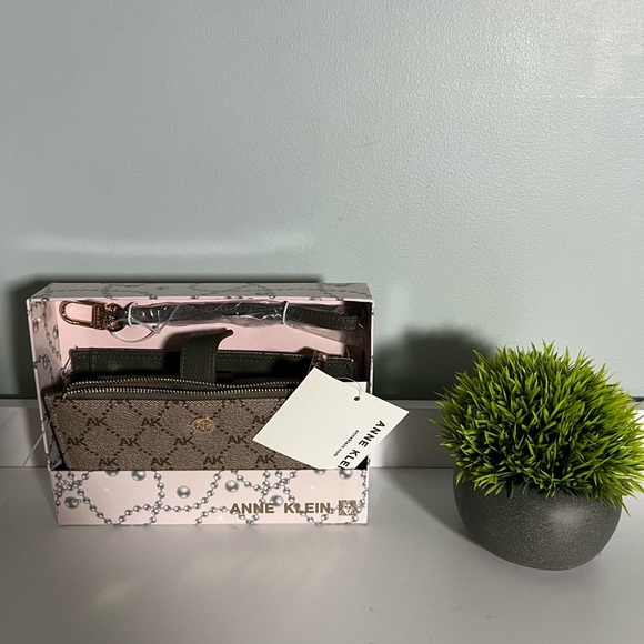 Anne Klein Wallet Wristlet. Brand New With Tags - Picture 4 of 4